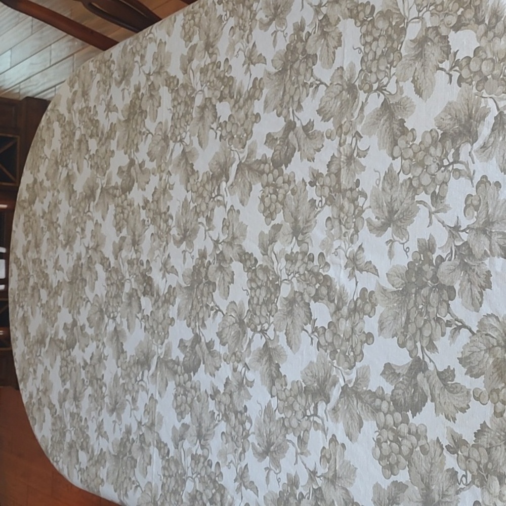 Williams Sonoma 70"X90" Tablecloth - Picture 4 of 6